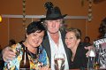 28 Andere machten ein Foto an der Theke...